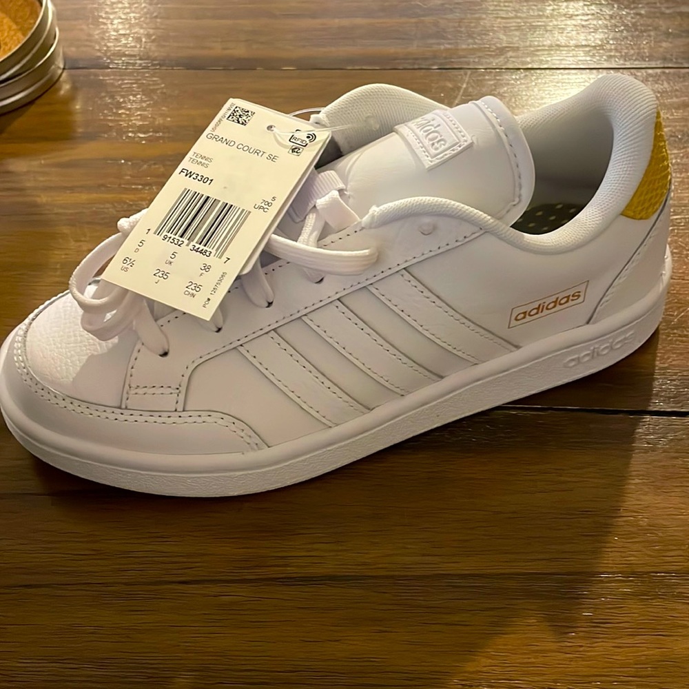 New with Tags in Box Women’s Adidas Grand Court SE Tennis Shoes. Size 6.5